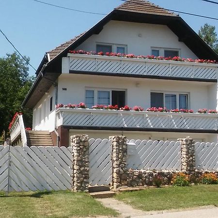 Betti Vendeghaz Apartment Alsópáhok Екстериор снимка