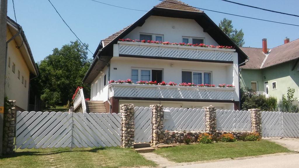 Betti Vendeghaz Apartment Alsópáhok Екстериор снимка